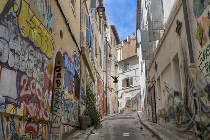 France, Bouches-du-Rhône (13), Marseille, quartier du Panier, peintures murales et graffitis dans la rue de l'Abadie