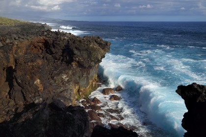 France, Ile de la Reunion, L'Etang Salé les Bains, la côte entre Le Gouffre et l'Etang du Gol, roches noires basaltiques d'origine volcanique tourmentées par l'océan