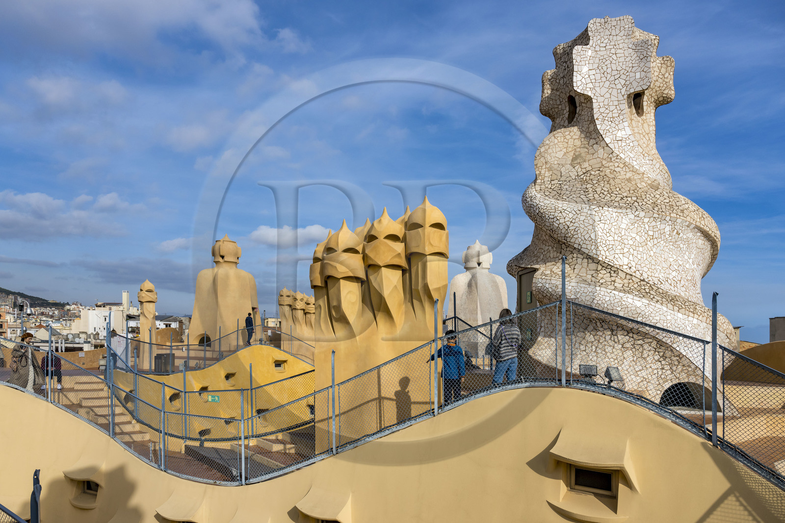 Espagne, Catalogne, Barcelone, quartier de l'Eixample, Passeig de Gracia, Pedrera ou Casa Mila (1905-1910) de l'architecte du modernisme catalan Antoni Gaudi, site classé au Patrimoine Mondial de l'UNESCO, cheminées et tours d'aération sur le toit terrasse de l'immeuble
