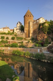 France, Côte d'Or (21), Semur-en-Auxois, la Tour Margot dominant les bords de la rivière l'Armançon