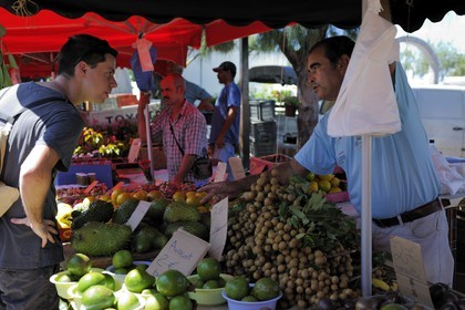 France, île de la Réunion, Saint-Pierre, le marché du samedi, vente de paniers colorés en provenance de Madagascar