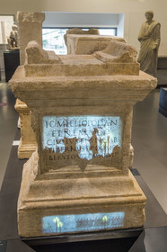 France, Gard (30), Nîmes, Musée de la Romanité de l'architecte Elizabeth de Portzamparc, collection épigraphique de stèles avec inscriptions honorifiques, dédicatoires et funéraires, avec projection de mise en valeur et explicatives