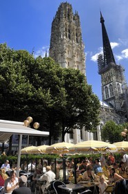 France, Seine-Maritime (76), Rouen, cathédrale Notre-Dame de Rouen, terrasse de café sous la Tour de Beurre