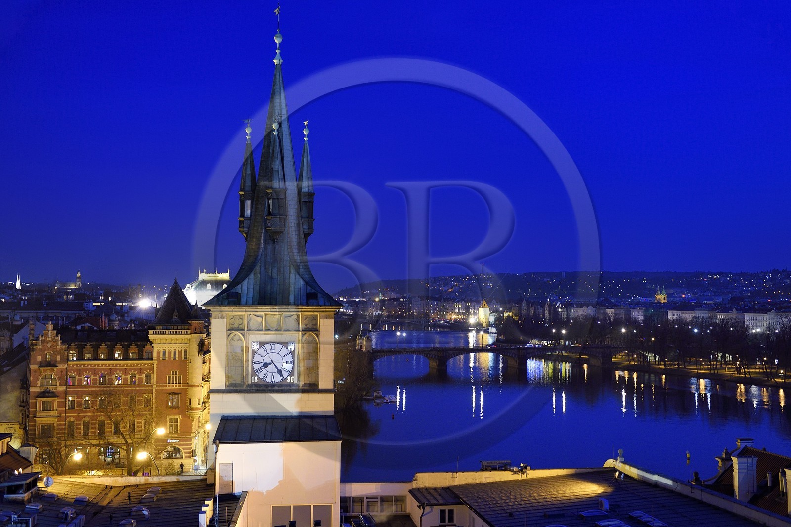 République Tchèque, Prague, centre historique classé Patrimoine Mondial de l' UNESCO, la rivière Vltava et la tour du Chateau d'eau de la vieille ville