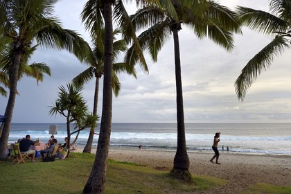 France, Ile de la Reunion, Cote Sud, plage de Grande Anse, la plage est très prisée le week end par les familles créoles pour les loisirs et le picnic, slackline ou slack (l'objectif est d'avancer sur une sangle légèrement élastique sans aucun accessoire)