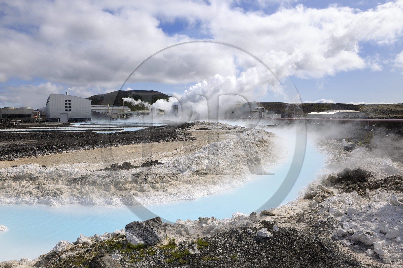 Islande, Grindavik, l'usine Géothermique du Blue Lagoon, canalisations et champ de lave