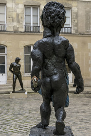 France, Paris (75), Musée Maillol, sculpture Der Morgen oder Hölderlin, 2011, Bronze peint de l'artiste Markus Lüpertz, sculpture d'Aristide Maillol, L'Action enchaînée, 1905, bronze en arrière plan