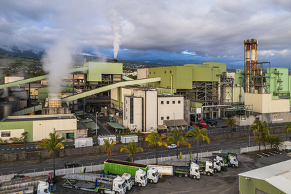 France, Ile de la Reunion, Saint-Louis, centrale thermique le Gol - Albioma qui produit de l'électricité avec les résidus de la canne à sucre pendant la campagne sucrière de l'usine sucrière du Gol attenante (vue aérienne)