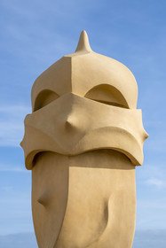 Espagne, Catalogne, Barcelone, quartier de l'Eixample, Passeig de Gracia, Pedrera ou Casa Mila (1905-1910) de l'architecte du modernisme catalan Antoni Gaudi, site classé au Patrimoine Mondial de l'UNESCO, cheminées et tours d'aération sur le toit terrasse de l'immeuble