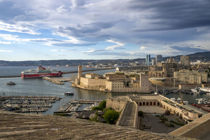 France, Bouches-du-Rhône (13), Marseille, le Fort Saint Jean à l'entrée du Vieux Port vu depuis la Citadelle de Marseille (Fort Saint-Nicolas, le haut fort appelé fort d’Entrecasteaux), le Fort Ganteaume (bas fort Saint-Nicolas) au premier plan