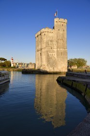 France, Charente-Maritime (17), La Rochelle, la Tour Saint-Nicolas protège l'entrée du Vieux Port