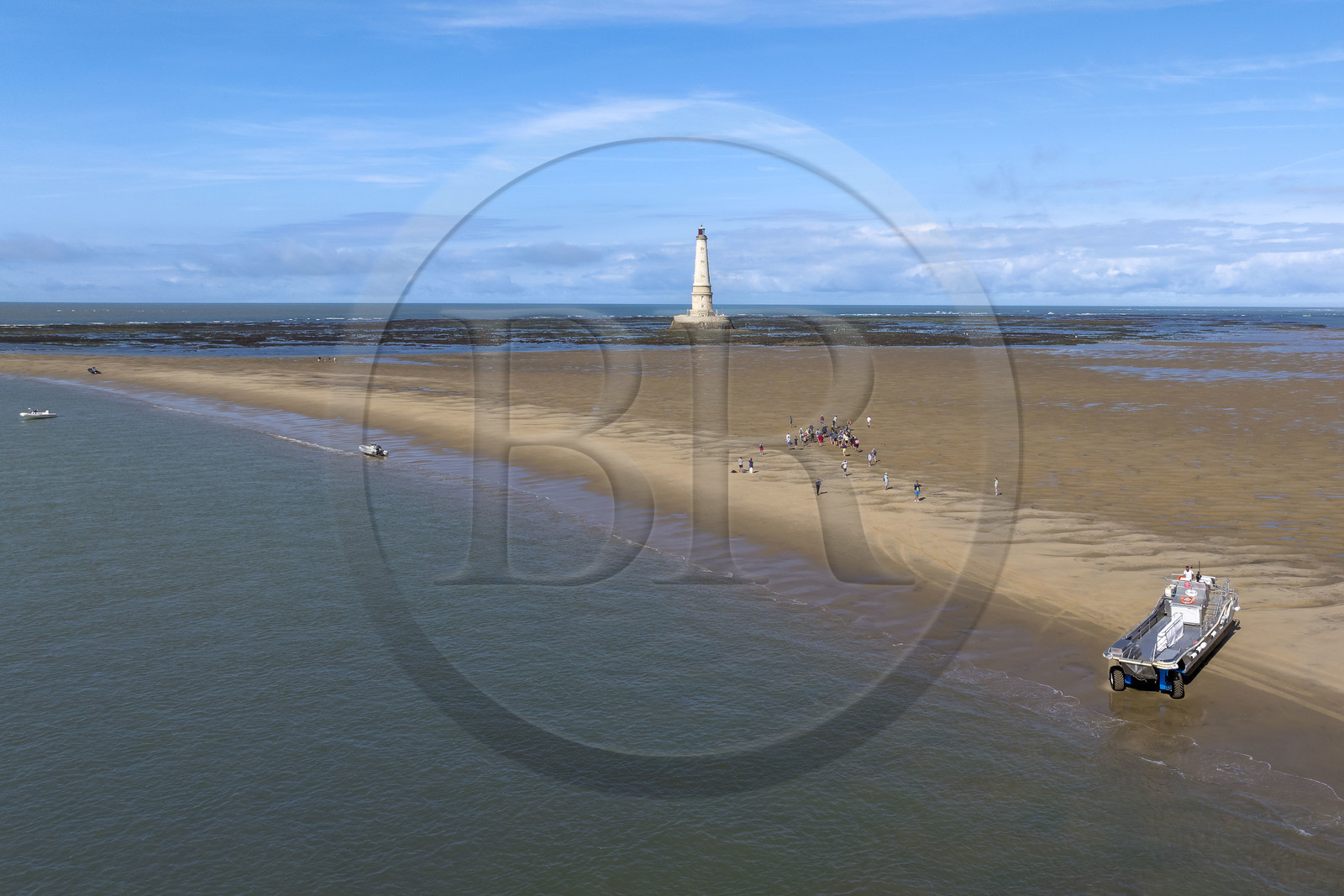 France, Gironde (33), le Verdon-sur-Mer, plateau rocheux de Cordouan, phare de Cordouan, classé Patrimoine Mondial de l'UNESCO, visite du phare avec transfert par bateau et chaland amphibie (vue aérienne)