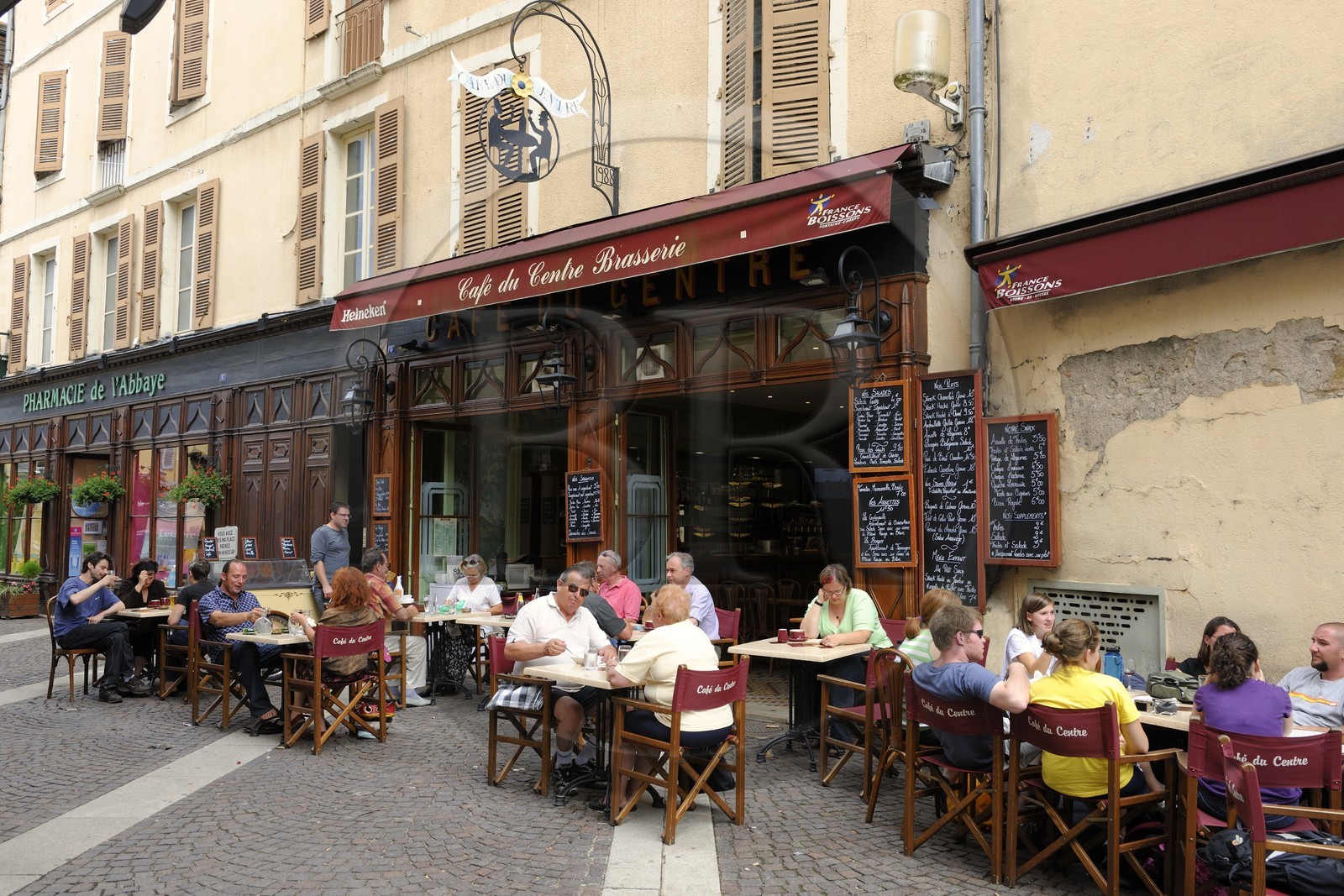 France, Saône et Loire (71), Cluny, terrasse de café de la vieille ville