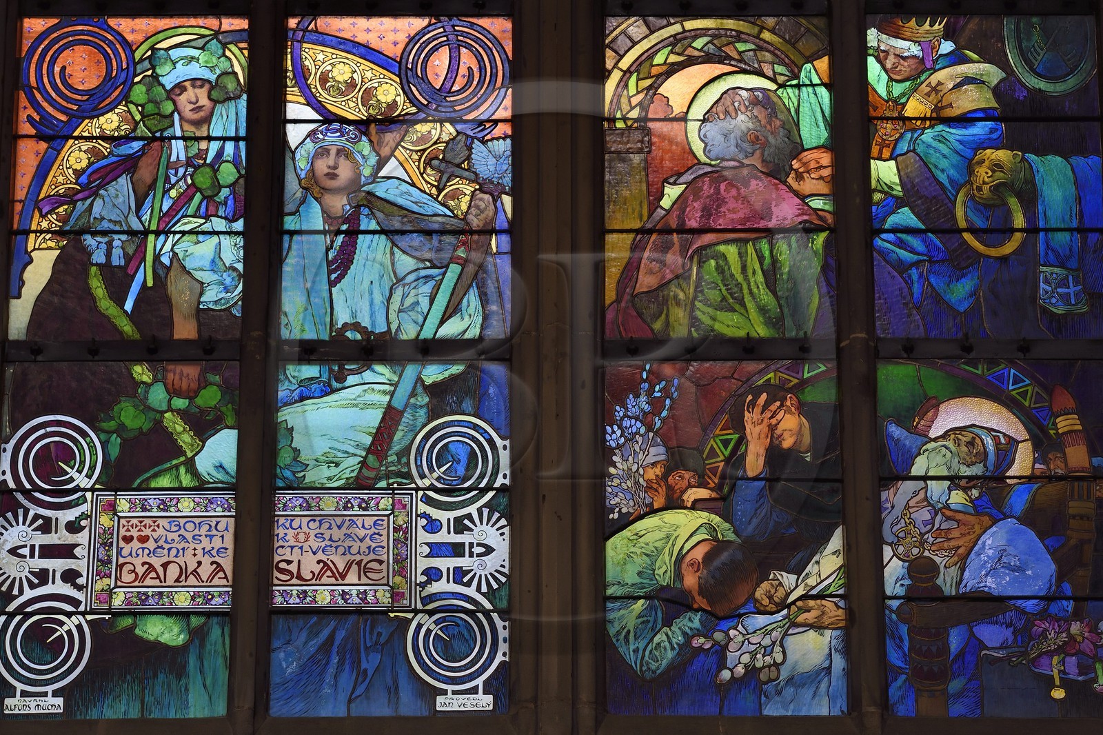 République Tchèque, Prague, centre historique classé Patrimoine Mondial de l'UNESCO, quartier de Hradcany, la cathédrale Saint-Guy à l'intérieur du chateau Royal, vitrail conçu par Alfons Mucha représentant la Saint Cyrille et Methode