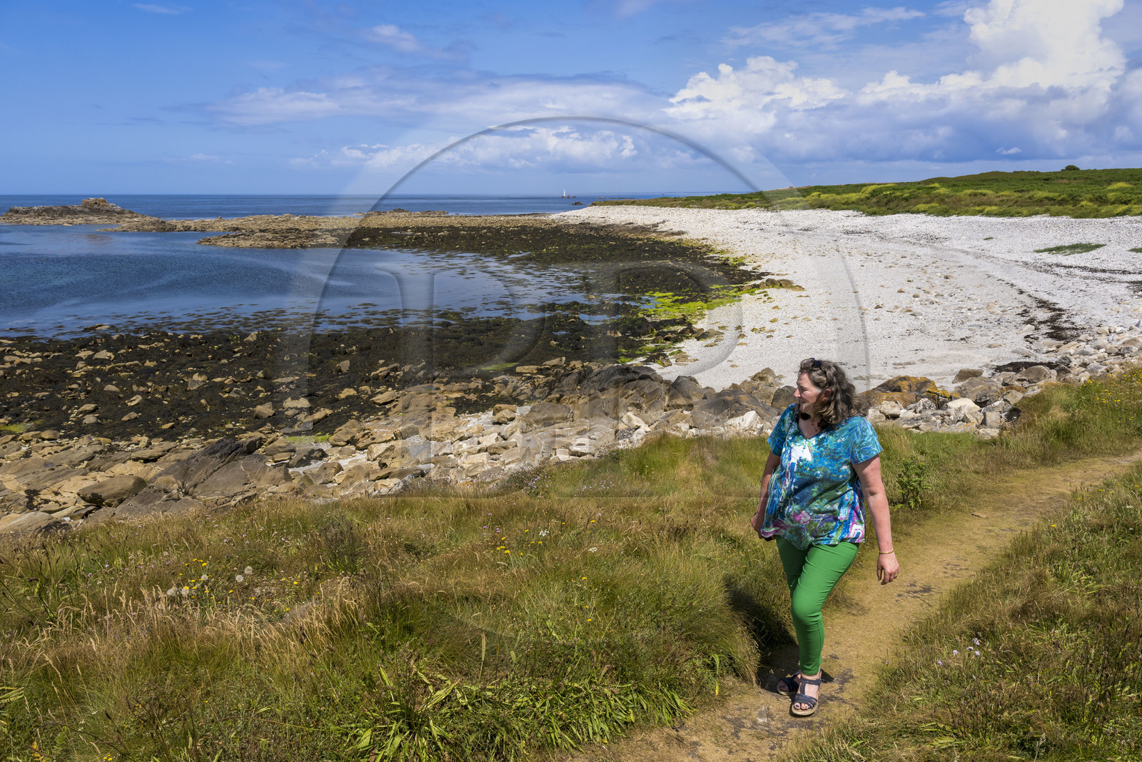France, Finistère (29), Mer d'Iroise, Ile de Molène, Christine Demeure qui gère la seule épicerie de l'ile lors de sa promenade quotidienne sur la côte sauvage à l'Ouest, la grève du Roelen