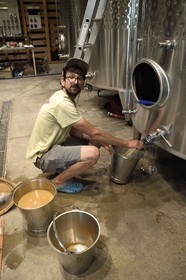 France, Bas-Rhin (67), Route des vins d'Alsace, Scherwiller, domaine viticole Achillée en biodynamie dans un batiment de construction entièrement naturelle, Jean Dietrich fait un débourbage de ses cuves