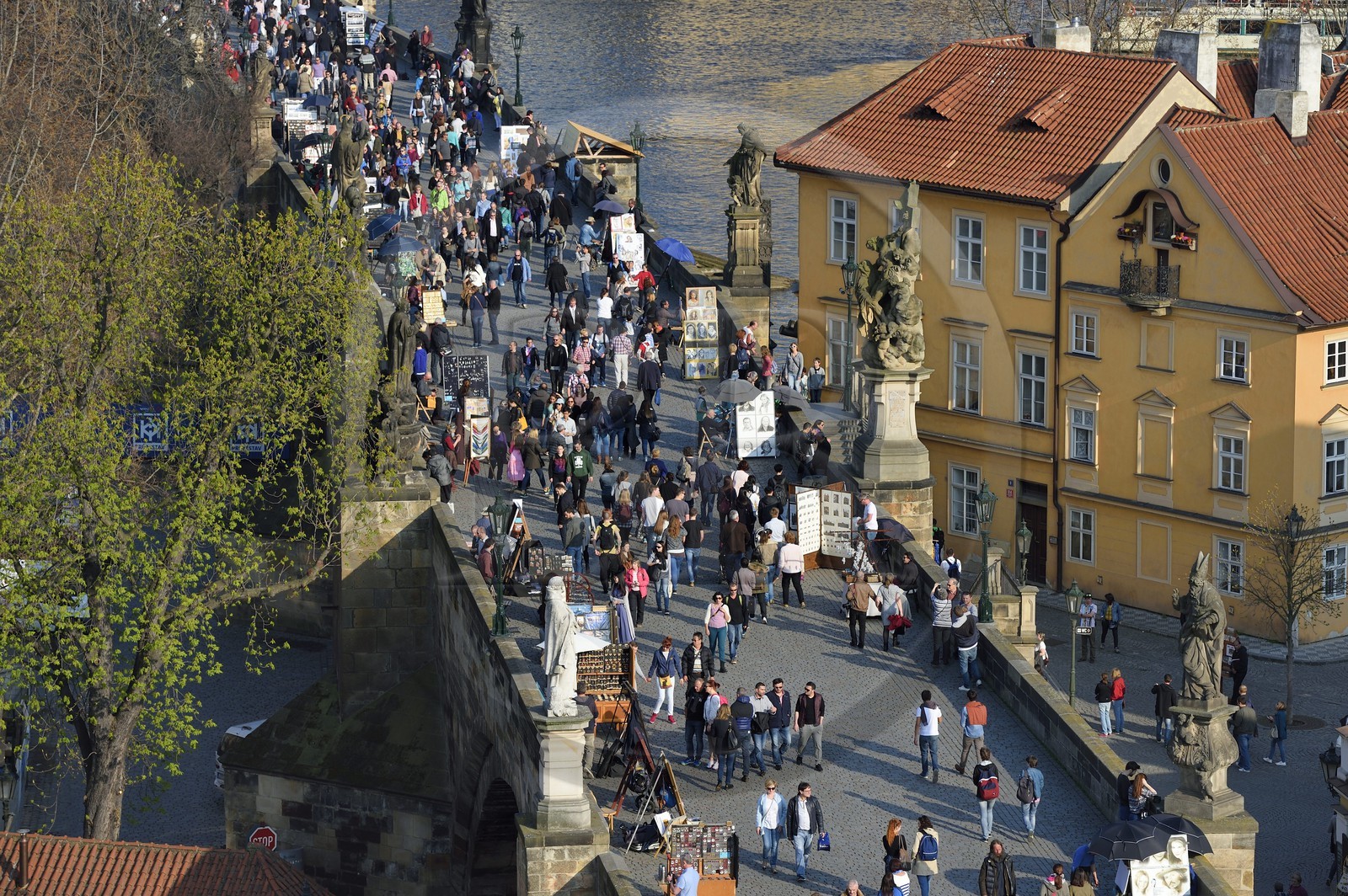 République Tchèque, Prague, centre historique classé Patrimoine Mondial de l' UNESCO, le pont Charles (Karluv Most ou Karlov Most) sur la rivière Vltava et le quartier de Kampa