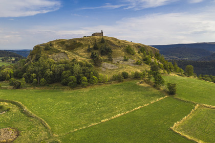 France, Cantal (15), Parc Naturel Régional des Volcans d'Auvergne, Chastel-sur-Murat, Chapelle Saint Antoine du XIIe siècle perchée sur un promontoire, randonneurs sur le chemin de Saint-Jacques de Compostelle par la Via Arverna (vue aérienne)