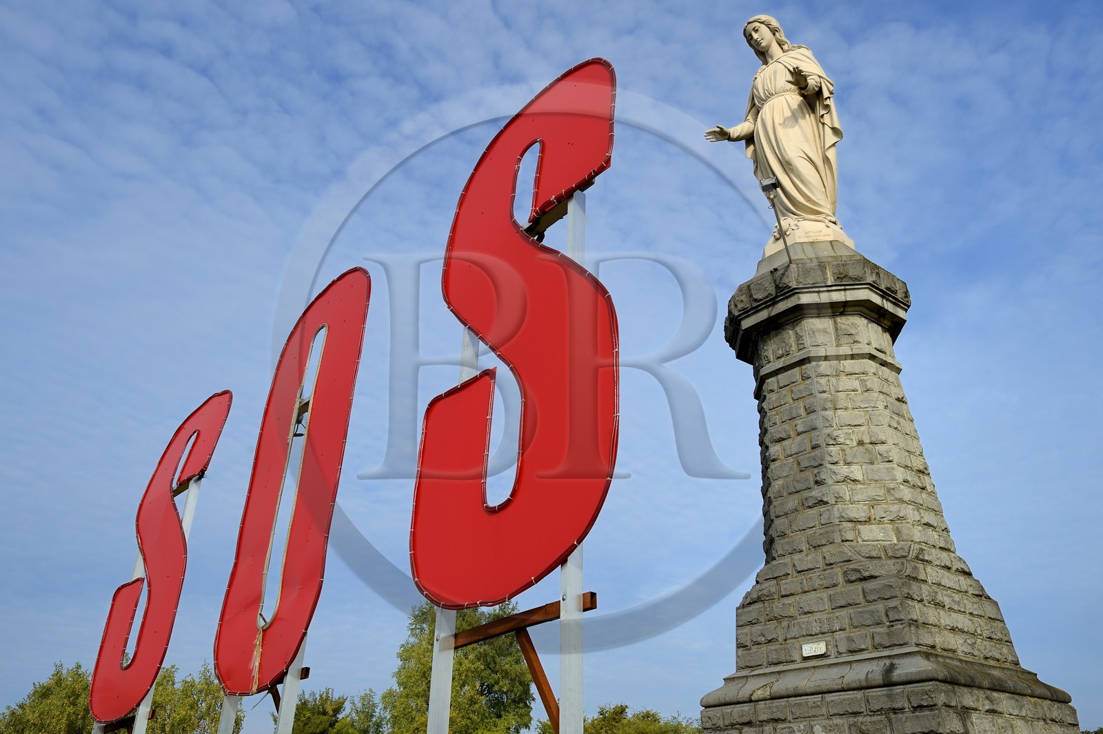 France, Moselle (57), Vallée de la Fensch, Hayange, SOS pour sauver les derniers Hauts-fourneaux (dit de Florange) du groupe ArcelorMittal à coté de la statue de la Vierge d’Hayange