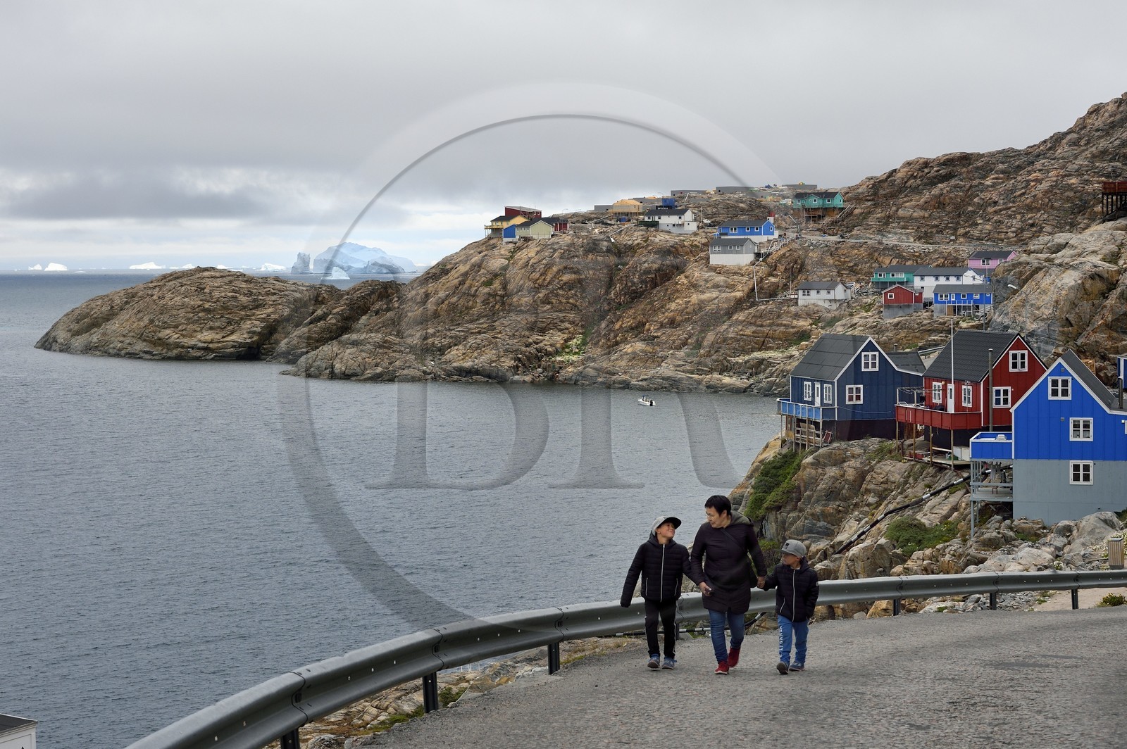 Groenland, cote ouest, baie de Baffin, la ville de Uummannaq accrochée à la roche et icebergs en arrière plan