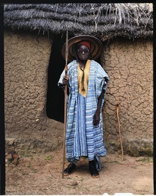 Burkina Faso, province de Poni, pays des Lobi, région de Loropéni, le roi des Gans (aujourd'hui décédé) au village de Obire, il pose ici dans son costume d'apparat à fil d'or mais sans son cheval qui est mort dix ans avant et qu'il n'a pas eu les moyens de remplacer