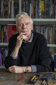 France, Paris (75), le dessinateur et auteur de bande-dessinée François Schuiten dans son atelier parisien