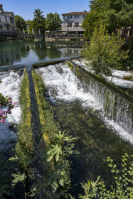 France, Vaucluse, L'Isle sur la Sorgue, Bouigas basin, water retention and connecting channels with the old mills