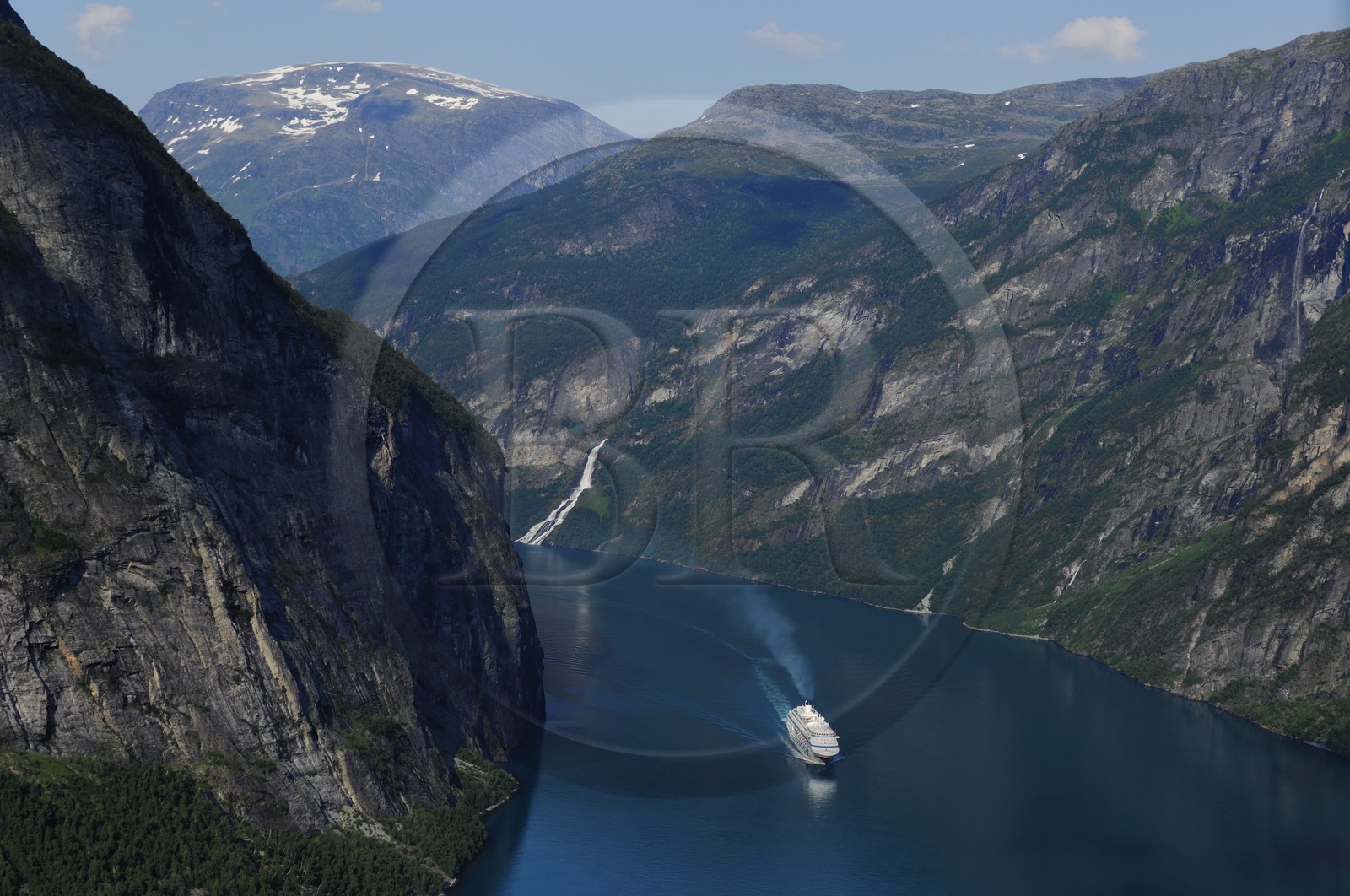 Norvège, More Og Romsdal, bateau de croisière dans le Geirangerfjord (vue aérienne)