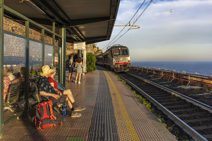 Italie, Ligurie, Cinque Terre, parc national des Cinque Terre classé Patrimoine Mondial de l'UNESCO, village de Manarola, entrée en gare du train
