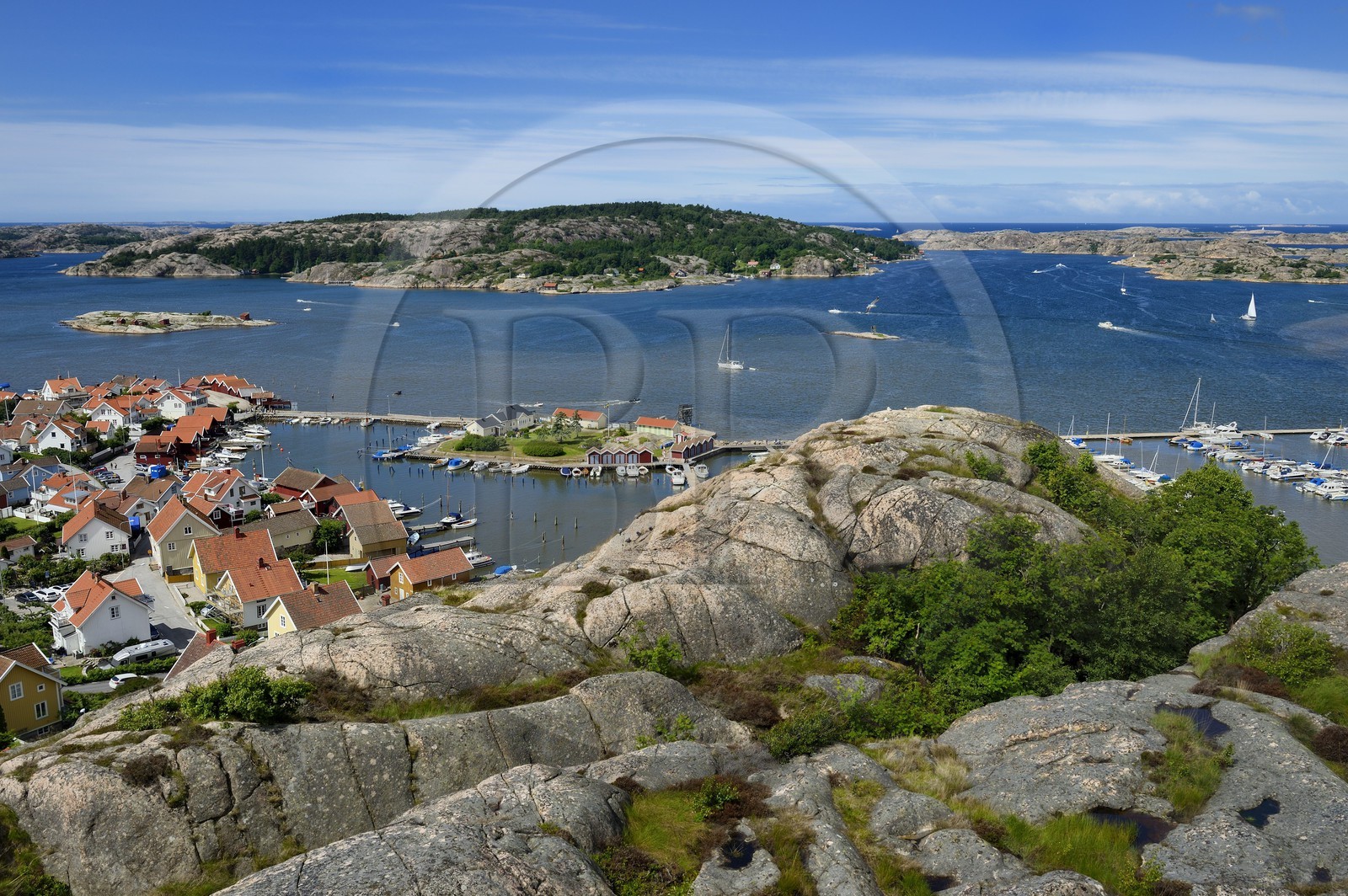 Suède, Västra Götaland, port de Fjällbacka, panorama depuis le sommet du rocher de Vetterberget sur les pas de Camilla Läckberg