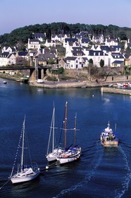 France, Morbihan (56), le Bono, le village au bord de la rivière du Bono, le pont suspendu et son port
