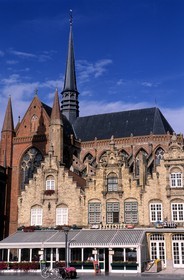 Belgique, Flandre-Occidentale, ville de Furnes (Veurne), maisons à pignons et restaurant sur la Grand' place