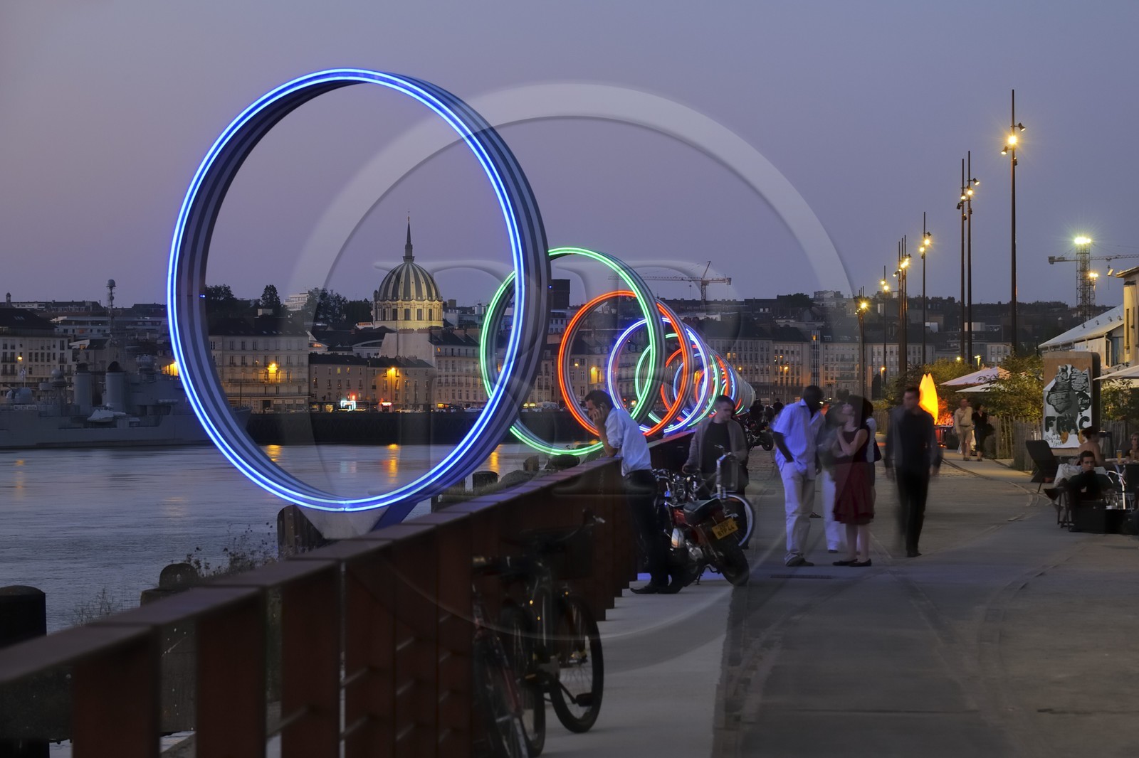 France, Loire-Atlantique (44), Nantes, l'Ile de Nantes, le Hangar à Bananes et les anneaux de Buren sur les quais de Loire