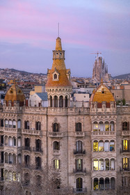 Espagne, Catalogne, Barcelone, quartier de l'Eixample, Passeig de Gracia, Casa Rocamora (1917) construits par les architectes du modernisme catalan Joaquim et Bonaventura Bassegoda i Amigo, la Sagrada Familia en arrière plan