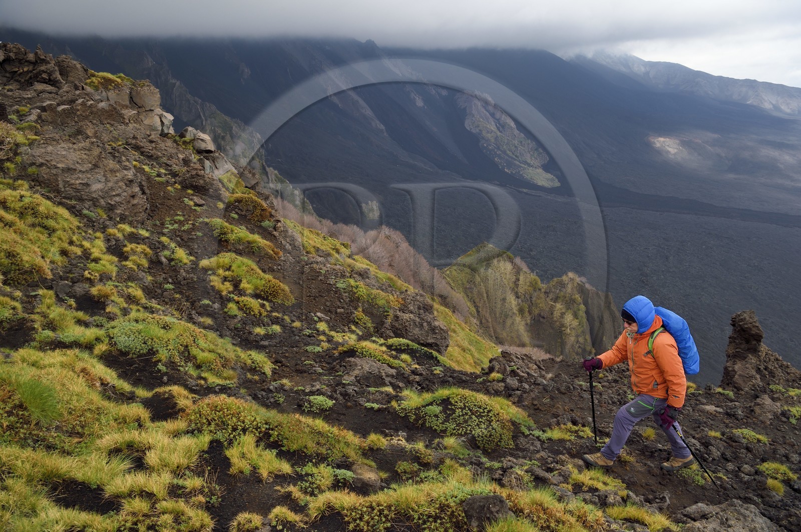 Italie, Sicile, Parc naturel régional de l’Etna, le Mont Etna, classé Patrimoine Mondial de l'UNESCO, randonneurs en bordure de la Valle del Bove qui correspond à un effondrement d’une des parois de l’Etna créant un champ de roches volcaniques de 7 km par 6 km