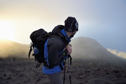 Italie, Sicile, iles Eoliennes, classées Patrimoine Mondial de l'UNESCO, ile de Stromboli, randonneur dans l'ascension du volcan