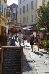 France, Haute-Corse (2B), Calvi, la rue Georges Clemenceau