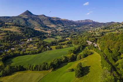 France, Cantal (15), Parc Naturel Régional des Volcans d'Auvergne, Saint-Jacques-des-Blats sur le chemin de Saint-Jacques de Compostelle par la Via Arverna, la vallée de la Cère, en arrière plan de gauche à droite le Puy Griou, le col de Rombière, le sommet du Téton de Venus et le Rocher du Bec de l'Aigle (vue aérienne)