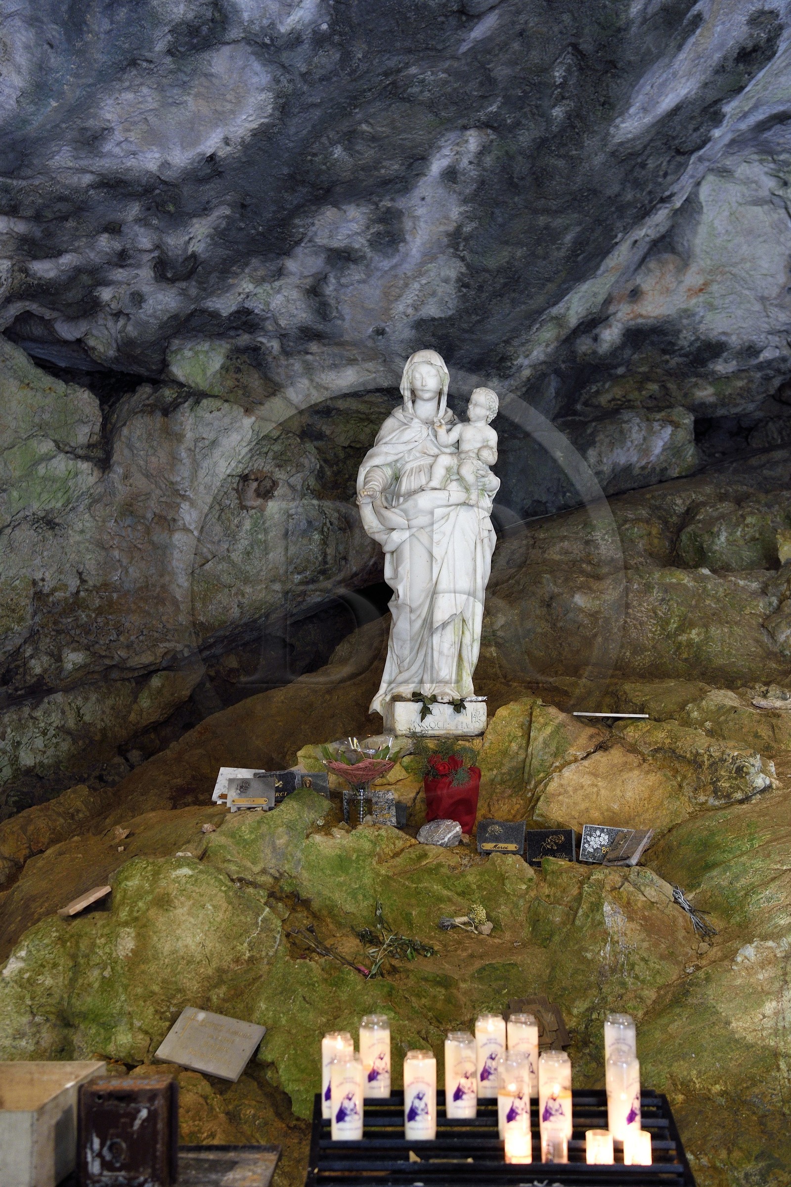 France, Var (83), France, Var (83), Plan-d'Aups-Sainte-Baume, parc naturel régional de la Sainte-Baume, massif de la Sainte-Baume, la grotte sanctuaire de Sainte Marie-Madeleine, statue de la Vierge à l'enfant sauvée par les habitants de Plan-d'Aups lors de la destruction des batiments du sanctuaire à la Révolution