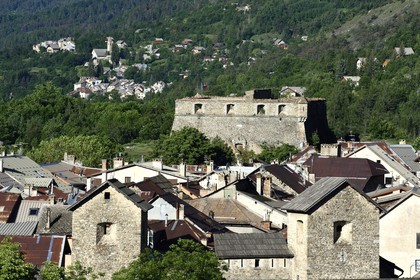 France, Alpes-de-Haute-Provence (04), Parc National du Mercantour et la vallée du Haut-Verdon, Colmars-les-Alpes fortifiée par Vauban à la fin du XVIIe siècle, la redoute carrée du Fort de France construite au sud du village