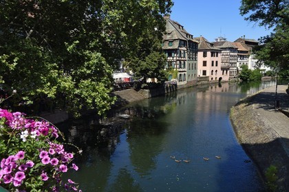 France, Bas-Rhin (67), Strasbourg, vieille ville classée au Patrimoine Mondial de l'UNESCO, quartier de la Petite France, quai de la Petite France