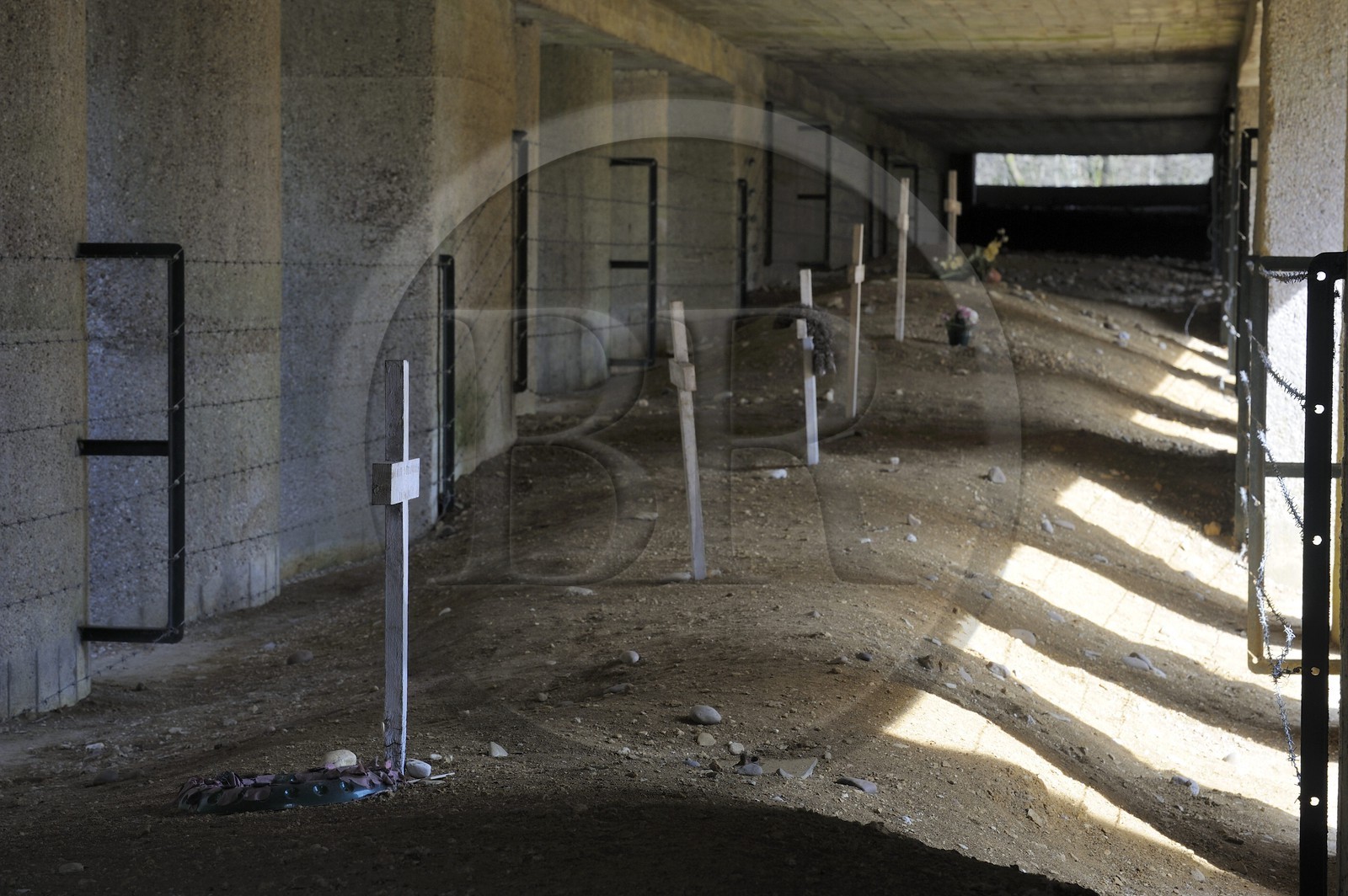 France, Meuse (55), région de Verdun, Douaumont, Tranchée des Baïonnettes, monument en souvenir d'un détachement enseveli dans leur tranchée lors d'un bombardement et d'où seules quelques centimètres de baïonnettes restèrent émergées du sol