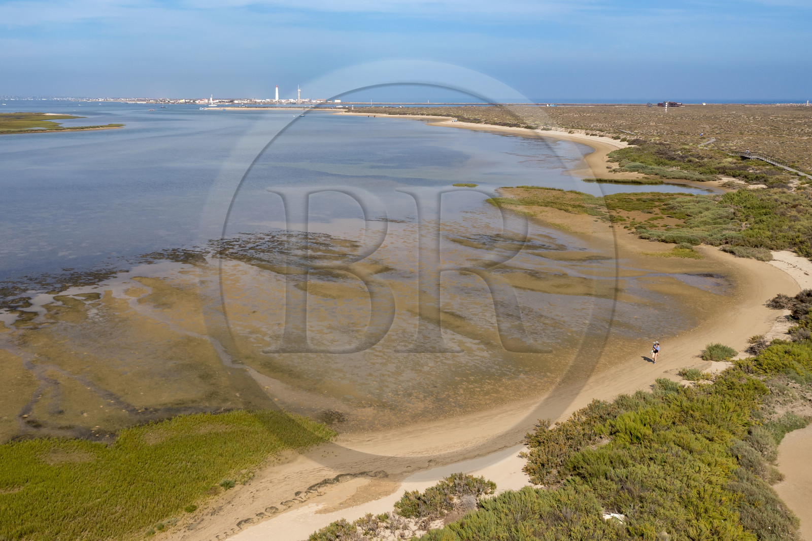 Portugal, Algarve, Parc naturel de la Ria Formosa, Faro, Ile de Barreta ou Deserta (Ilha da Barretta ou Deserta), le phare de Ilha do Farol sur Ilha da Culatra en arrière plan (vue aérienne)