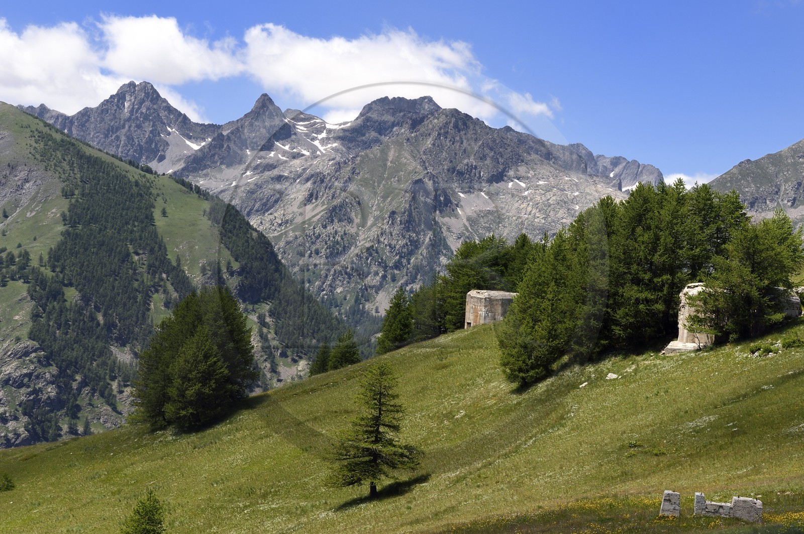 France, Alpes-Maritimes (06), vallée de la Roya, région de Tende à la baisse (col) de Peyrefique (2028 m) et surplombant la vallée de la Casterine, la vallée de Valmasque en arrière plan, bunkers faisant partie d'une ligne fortifiée de la frontière italienne construite sous Mussolini