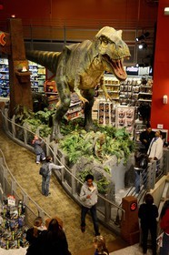 Etats-Unis, New York, Manhattan, Times Square, magasin de jouets ToysRUs et son dinosaure