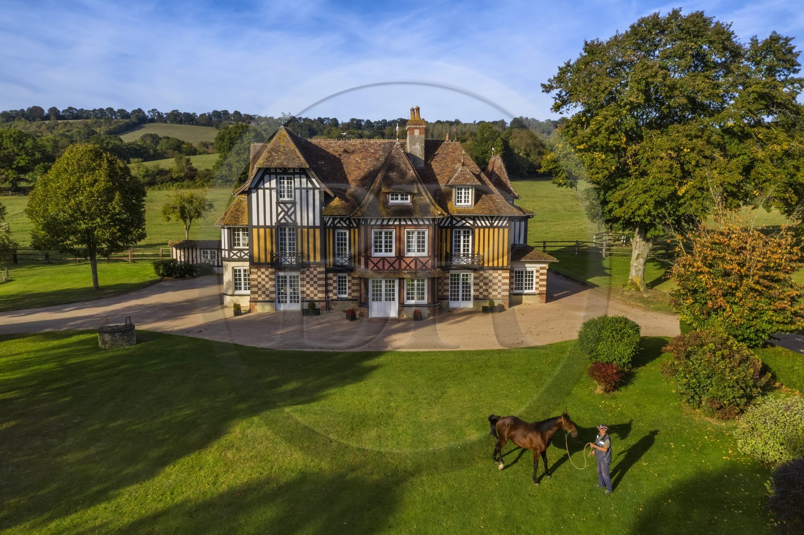 France, Calvados (14), Pays d'Auge, Beuvron-en-Auge, labellisé Les Plus Beaux Villages de France, manoir du Haras de Sens, le cheval Gold de Padd (fils de l'étalon Ready Cash) tenu par le stud groom Dominique Blachet (vue aérienne) France, Calvados (14), Pays d'Auge, Beuvron-en-Auge, labellisé Les Plus Beaux Villages de France, manoir du Haras de Sens, le cheval Gold de Padd (fils de l'étalon Ready Cash) tenu par le stud groom Dominique Blachet (vue aérienne)