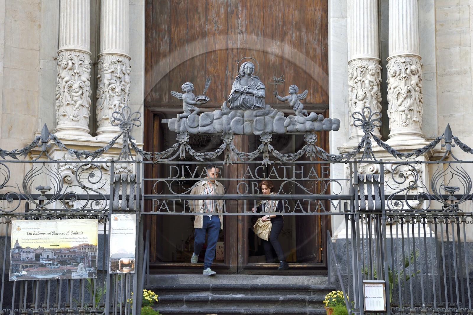 Italie, Sicile, Catane, ville baroque classée au Patrimoine Mondial de l'UNESCO, Piazza del Duomo, l'église Badia di Sant'Agata