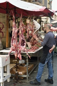 Italie, Sicile, Catane, ville baroque classée au Patrimoine Mondial de l'UNESCO, le marché du matin Pescheria dans le quartier du Duomo, vente à l'étal de viande
