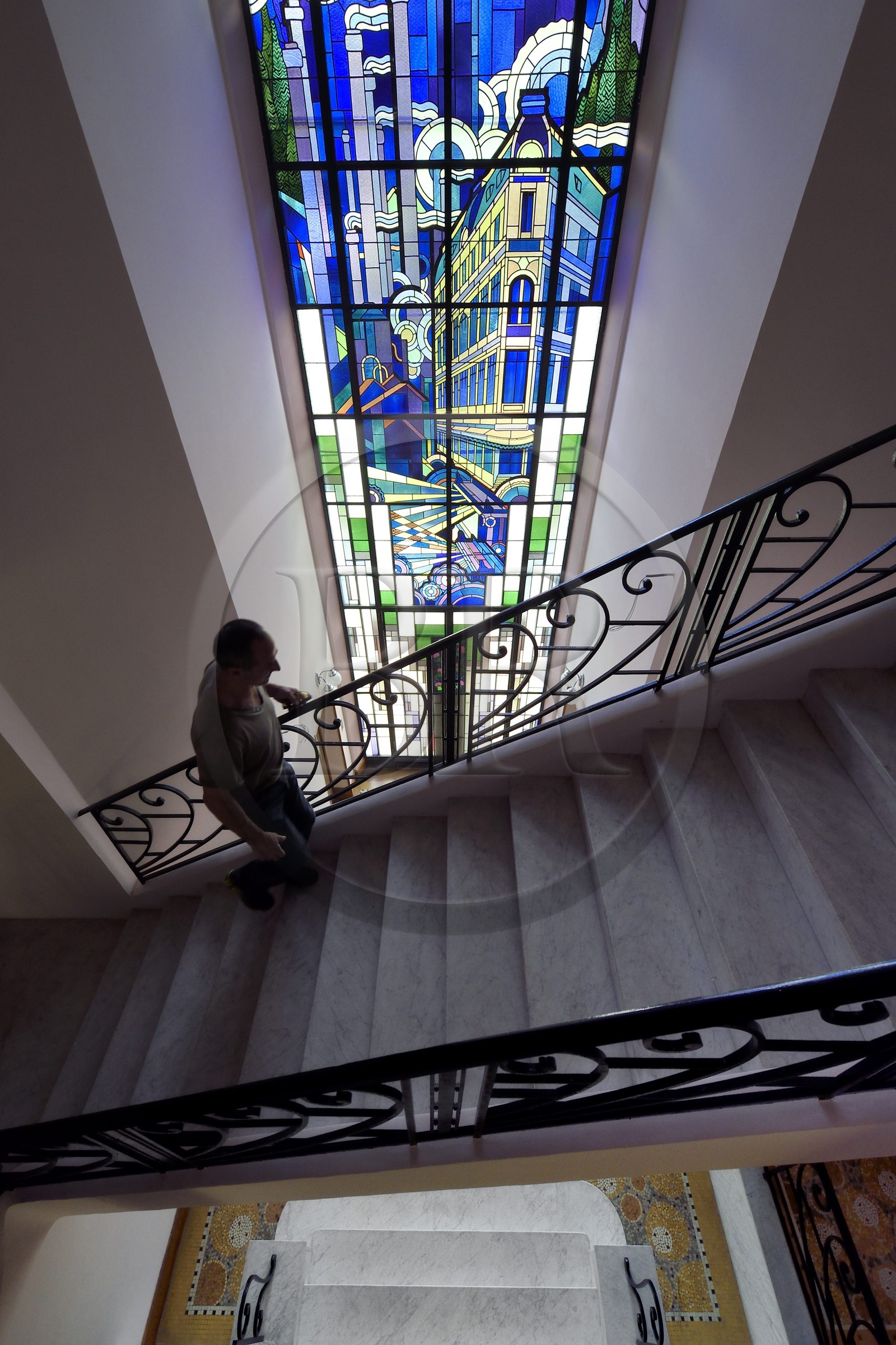France, Alpes-de-Haute-Provence (04), vallée de l'Ubaye, Barcelonnette, Villa mexicaine connue sous le nom de Villa Bleue, vitrail de 8,10m de haut réalisé en 1933 par le maitre-verrier Gruber de l’école de Nancy représentant les métiers à tisser les draps, les cheminées fumantes des fabriques textiles et un grand magasin, il célèbre la réussite au Mexique de son commanditaire Camille Jean fondateur du magasin la Francia Maritima