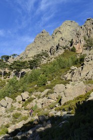 France, Corse-du-Sud (2A), Alta Rocca, Aiguilles de Bavella, randonneurs sur la variante alpine de l'étape du GR 20